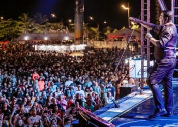 CARAGUÁ TÁ SHOW: Raça Negra, Clayton & Romário e Edson & Hudson reúnem mais de 16 mil