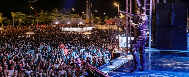 CARAGUÁ TÁ SHOW: Raça Negra, Clayton & Romário e Edson & Hudson reúnem mais de 16 mil