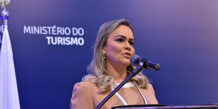 Turismo gera desenvolvimento econômico e social, diz Daniela Carneiro na transmissão de cargo