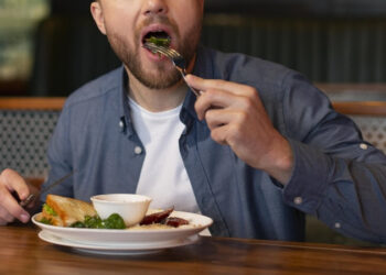 Mastigação incorreta pode causar alterações na aparência e aumento de peso