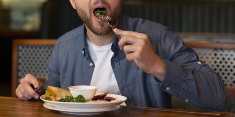 Mastigação incorreta pode causar alterações na aparência e aumento de peso