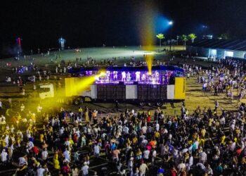 Milhares de pessoas curtem shows da virada em Bertioga