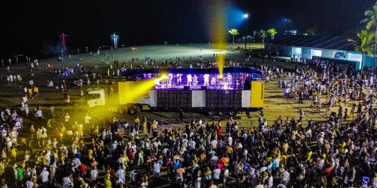 Milhares de pessoas curtem shows da virada em Bertioga