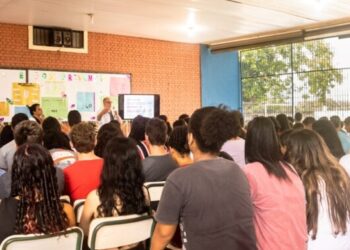 Secretaria de Saúde de Caraguatatuba aborda sobre prevenção da gravidez na adolescência em escolas estaduais