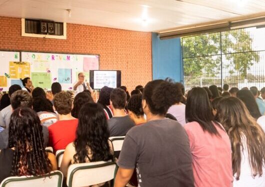Secretaria de Saúde de Caraguatatuba aborda sobre prevenção da gravidez na adolescência em escolas estaduais