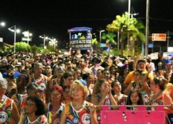 Bloco da Solidariedade abre Carnaval em Caraguatatuba e troca abadás por alimentos
