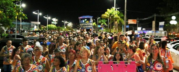 Bloco da Solidariedade abre Carnaval em Caraguatatuba e troca abadás por alimentos