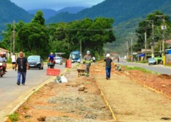 Caraguá em Obras: Prefeitura executa obras contra enchentes e de pavimentação nos bairros Perequê-Mirim e Pegorelli