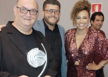 Rádio de Caraguatatuba recebe troféu da Associação dos Cronistas Esportivos como a melhor do Litoral Paulista