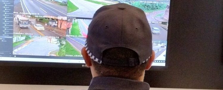 COI de Caraguatatuba identifica veículo de foragido da Justiça e comunica Polícia Rodoviária