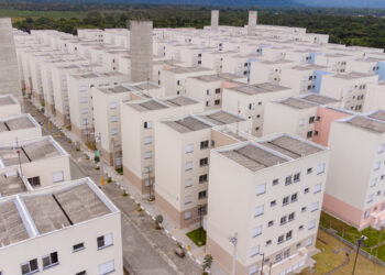 Beneficiados dos condomínios Flamboyant e Resedá assinam contrato junto à Caixa Econômica