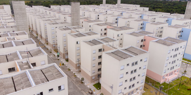 Beneficiados dos condomínios Flamboyant e Resedá assinam contrato junto à Caixa Econômica