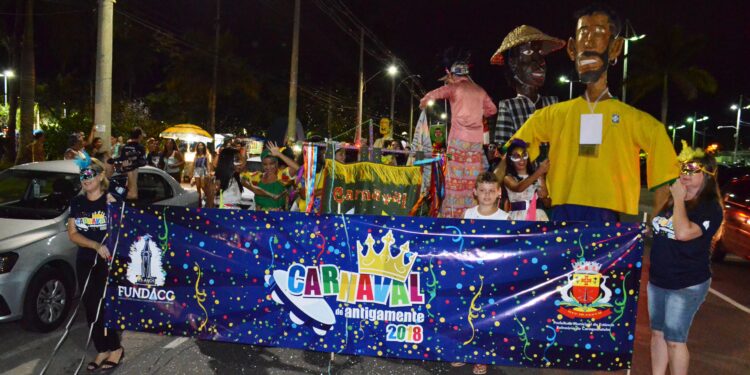 Carnaval de Antigamente traz Desfile do Corso e Bonecões para a folia da Praça do Coreto de Caraguatatuba