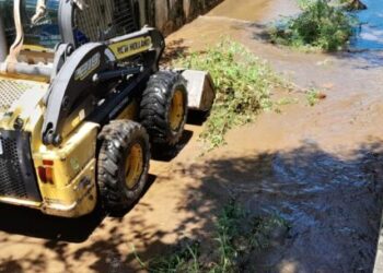 Prefeitura de Caraguatatuba realiza limpeza preventiva no canal de drenagem da Avenida Brasil