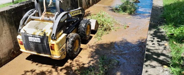 Prefeitura de Caraguatatuba realiza limpeza preventiva no canal de drenagem da Avenida Brasil