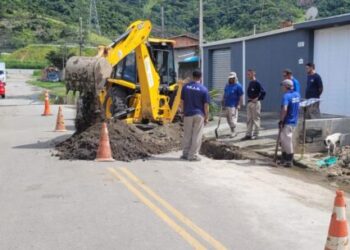 Prefeitura de Caraguatatuba realiza troca de tubulação em rede de drenagem no Tinga