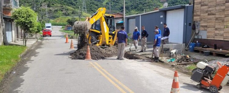 Prefeitura de Caraguatatuba realiza troca de tubulação em rede de drenagem no Tinga