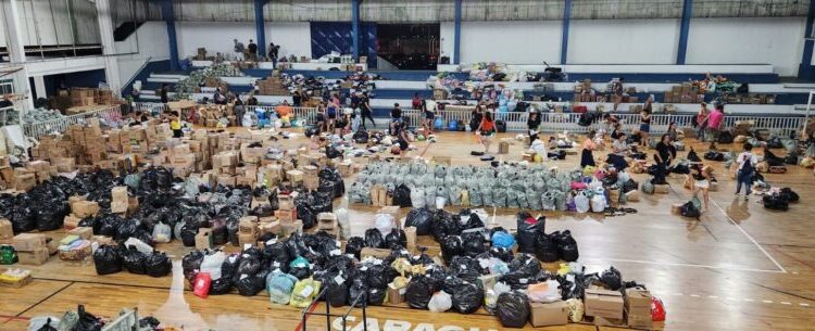 Mais de 1,5 mil kits já foram repassados para famílias atingidas pelas chuvas em Caraguatatuba