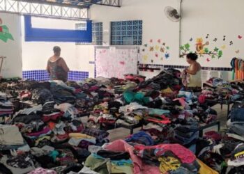 Escolas de Caraguatatuba são utilizadas para que famílias retirem doações de roupas
