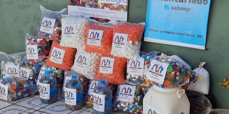 Voluntariado da Sabesp doa tampinhas e embalagens de plástico para a ‘Associação Integra’ de São Sebastião que atende pessoas com autismo