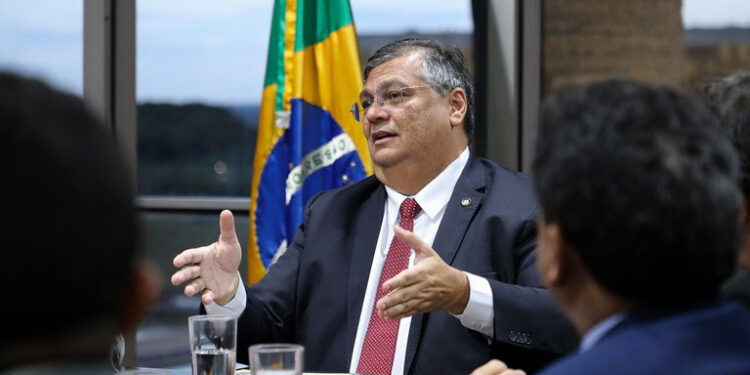 Dino celebra recadastramento de quase 70 mil armas e reforça: “Brasil não é faroeste de filme”