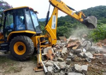 Prefeitura de Caraguatatuba impede construção irregular em área de preservação