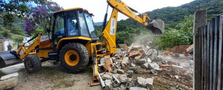 Prefeitura de Caraguatatuba impede construção irregular em área de preservação