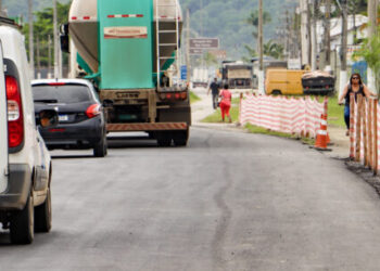 Caraguá em Obras: Prefeitura promove desvio em rodovia para instalação de aduelas de drenagem no Perequê-Mirim