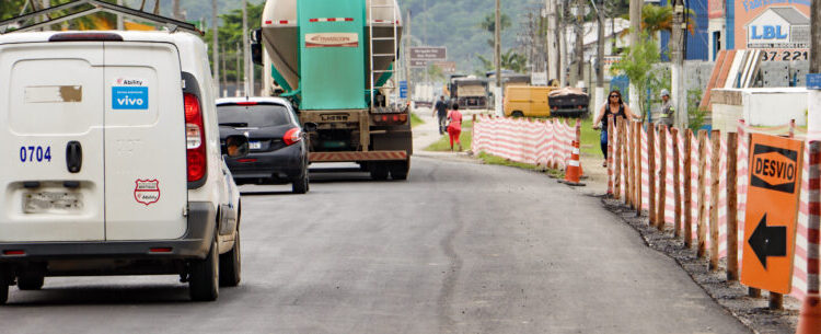 Caraguá em Obras: Prefeitura promove desvio em rodovia para instalação de aduelas de drenagem no Perequê-Mirim