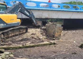 Prefeitura de Caraguatatuba realiza limpeza de dejetos nos Rios Santo Antônio e Gracuí
