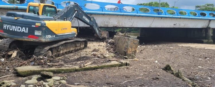 Prefeitura de Caraguatatuba realiza limpeza de dejetos nos Rios Santo Antônio e Gracuí