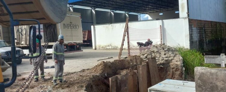 Obras contra enchentes: aduelas são instaladas para vazão de águas do Córrego Itororó, no Perequê-Mirim