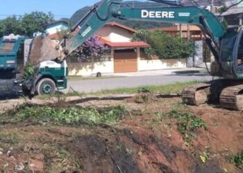Prefeitura continua limpeza de valas em diversos bairros da cidade