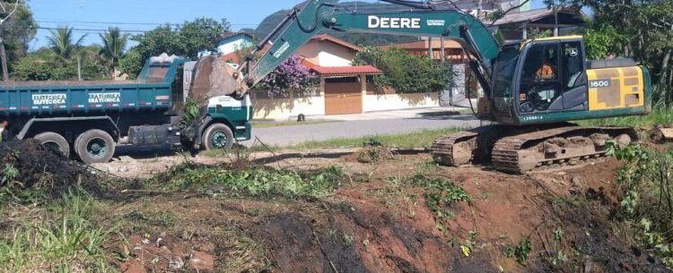 Prefeitura continua limpeza de valas em diversos bairros da cidade