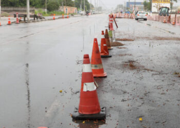 Prefeitura libera trânsito da SP-55 após instalação de aduelas para obras contra enchente no Perequê-Mirim