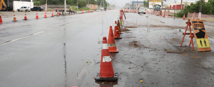 Prefeitura libera trânsito da SP-55 após instalação de aduelas para obras contra enchente no Perequê-Mirim
