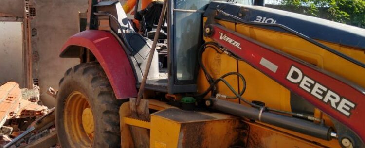 Edificação construída em área pública é demolida no Jardim Tarumãs