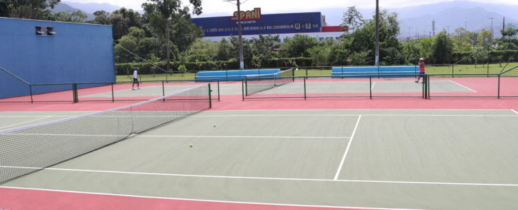 Prefeitura de Caraguatatuba reforma campos e quadras society, de tênis e beach tennis
