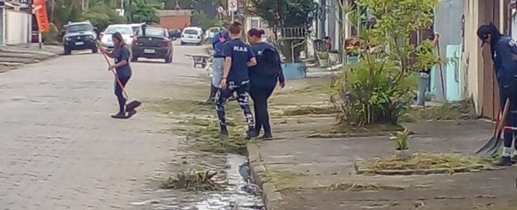 Prefeitura executa varrição e roçada em bairros de Norte a Sul de Caraguatatuba
