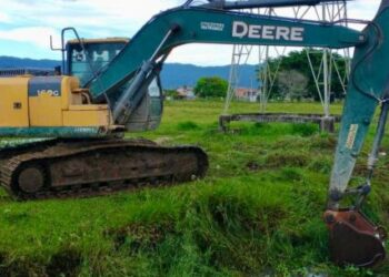 Prefeitura de Caraguatatuba realiza trabalho preventivo de limpeza de valas