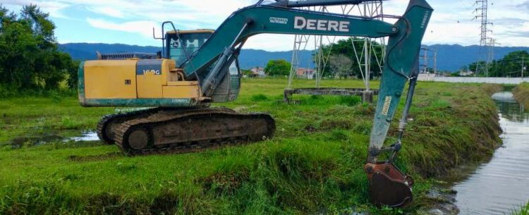 Prefeitura de Caraguatatuba realiza trabalho preventivo de limpeza de valas