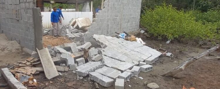 Prefeitura realiza demolição de obra construída irregularmente em área de APP