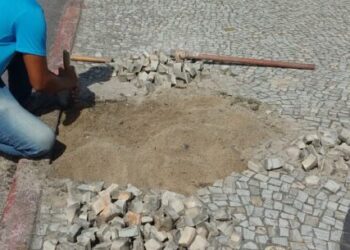 Prefeitura realiza manutenção de pedras portuguesas em espaços públicos
