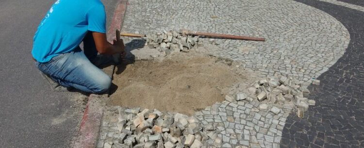 Prefeitura realiza manutenção de pedras portuguesas em espaços públicos