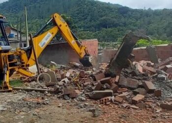 Edificação construída em área pública e de risco é demolida no Rio do Ouro