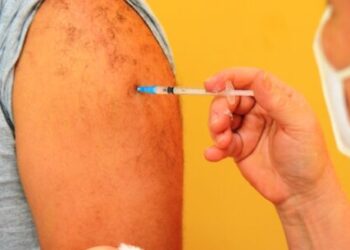 Caraguatatuba amplia vacinação da bivalente contra Covid-19 para idosos com mais de 60 anos