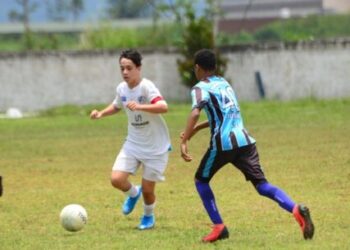 Prefeitura de Caraguatatuba oferece aulas de futebol no Cemug em diversos horários