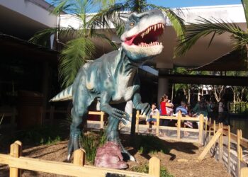 OS DINOSSAUROS VÃO INVADIR CARAGUÁ: SERRAMAR SHOPPING RECEBE EXPOSIÇÃO MUNDO JURÁSSICO 