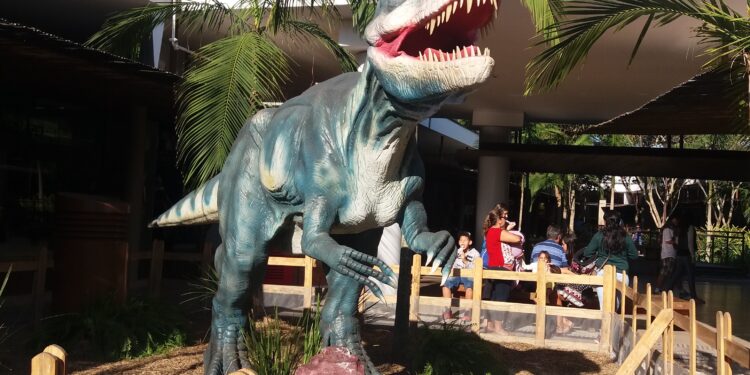 OS DINOSSAUROS VÃO INVADIR CARAGUÁ: SERRAMAR SHOPPING RECEBE EXPOSIÇÃO MUNDO JURÁSSICO 