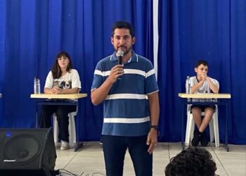 Alunos da EMEF Maria Aparecida de Carvalho promovem debate com candidatos à Câmara Jovem